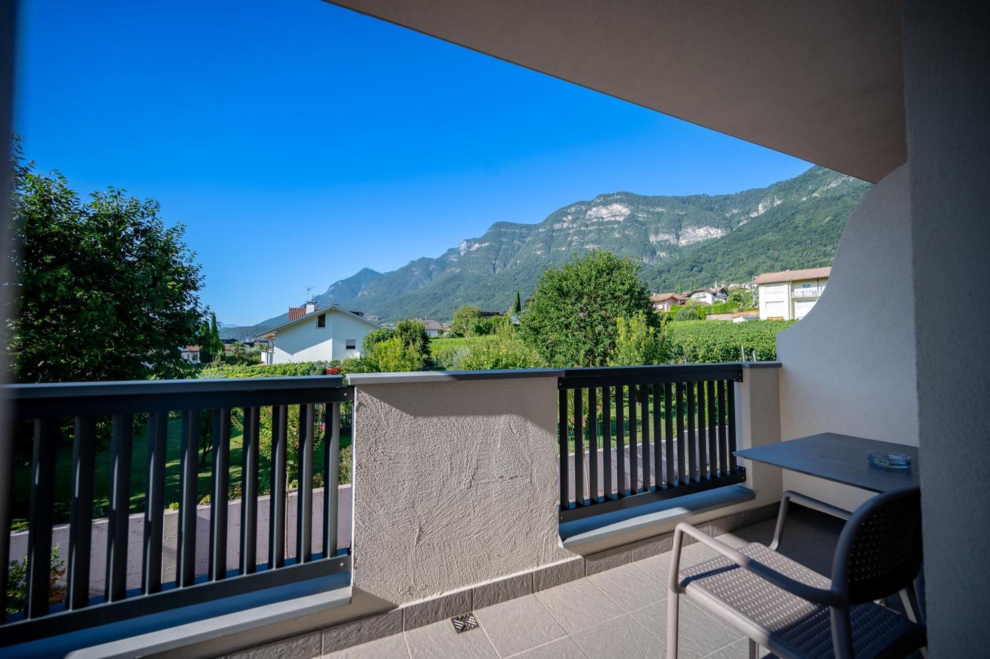 Garni Hotel Peterlinhof Caldaro Exterior foto