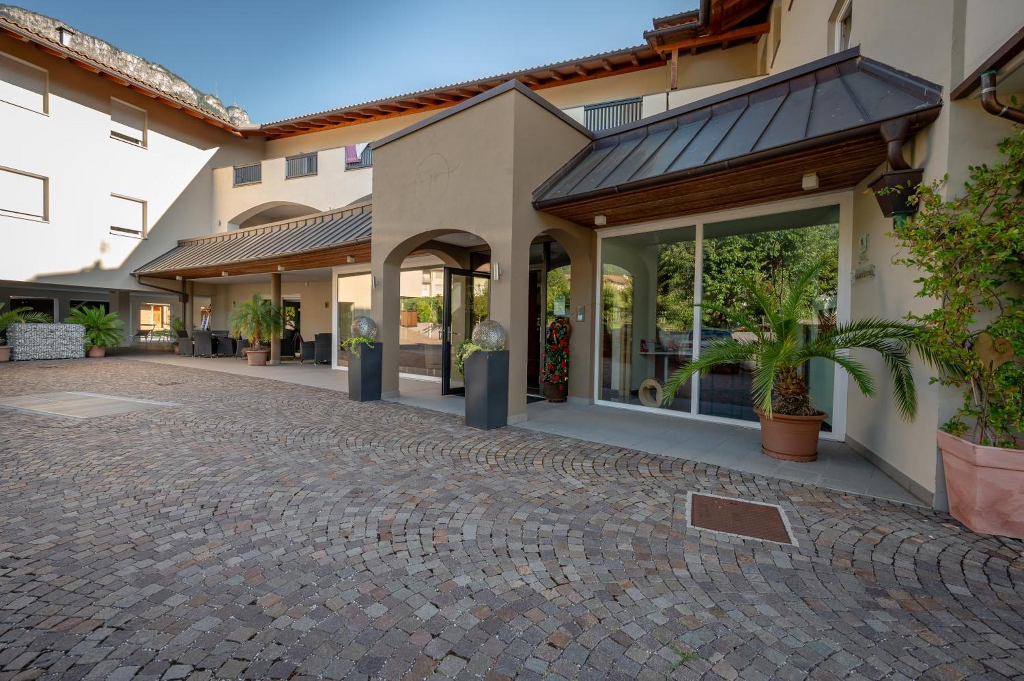 Garni Hotel Peterlinhof Caldaro Exterior foto